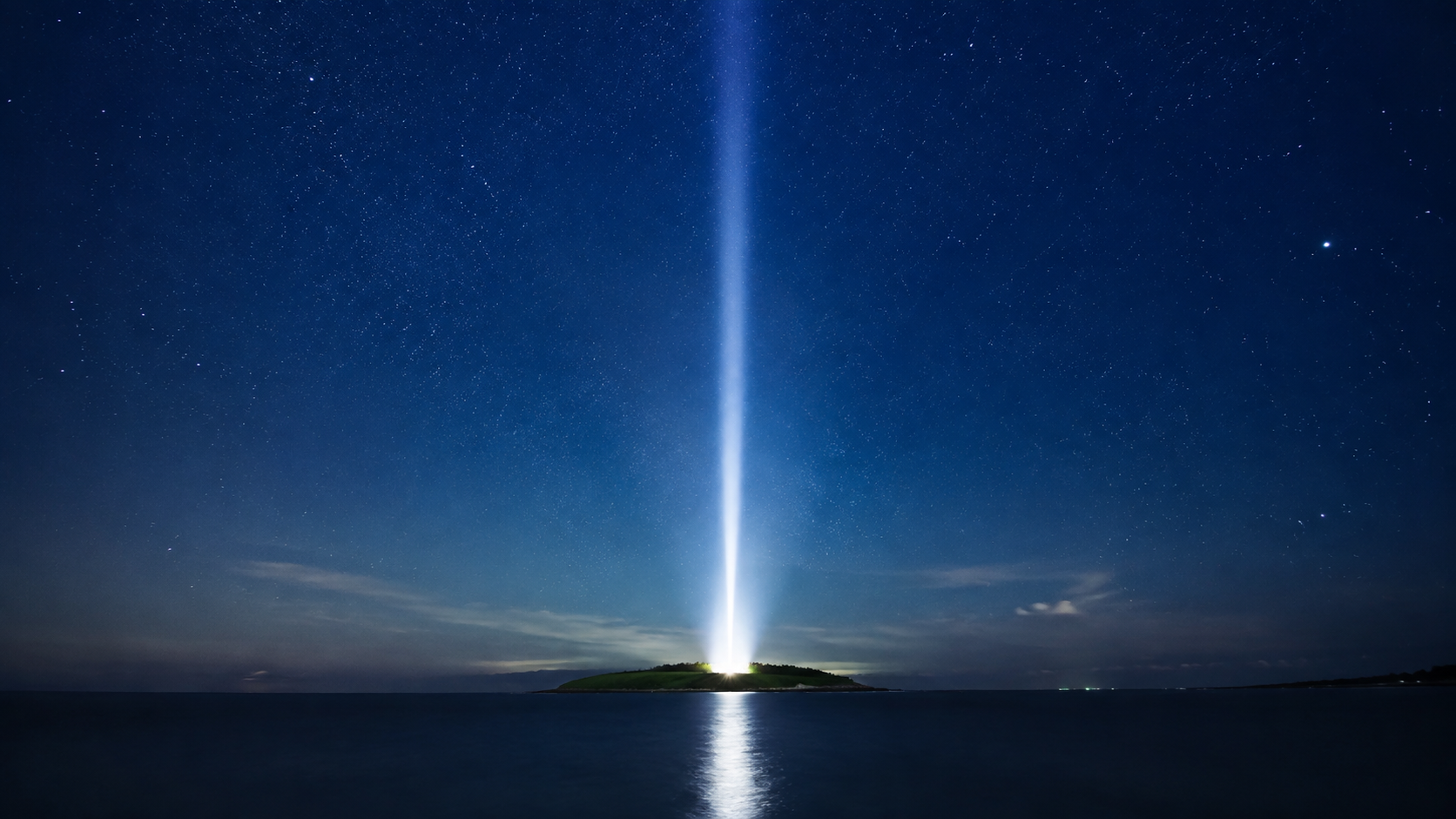 夜の海と光の塔で平和への願いを表したイメージ画像